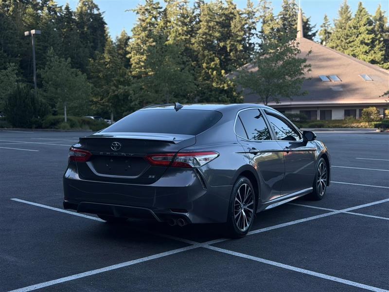 Toyota Camry SE 2020