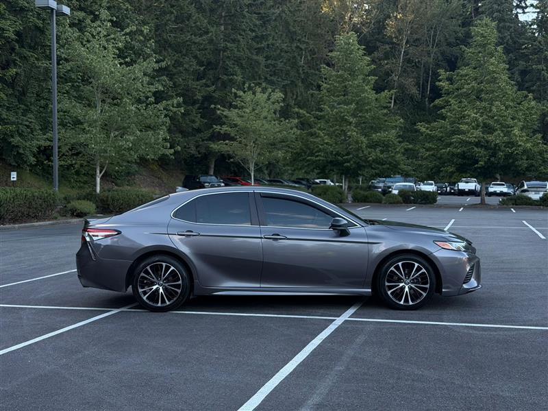 Toyota Camry SE 2020