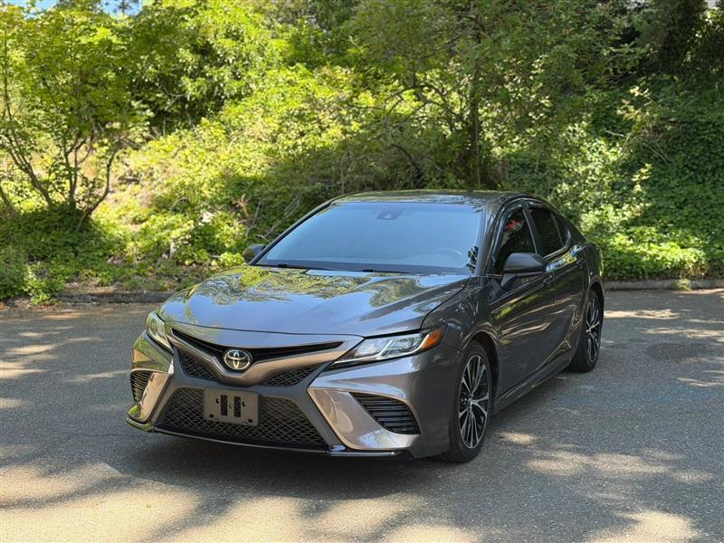 Toyota Camry SE 2020
