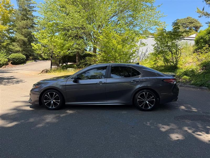 Toyota Camry SE 2020