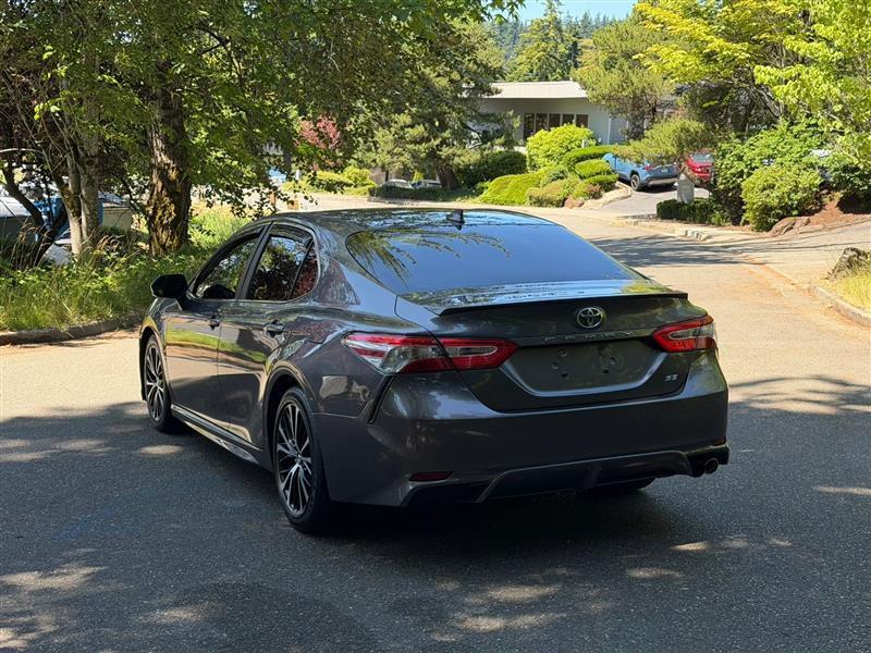 Toyota Camry SE 2020