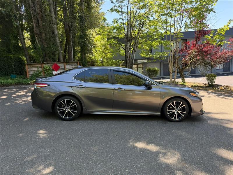 Toyota Camry SE 2020