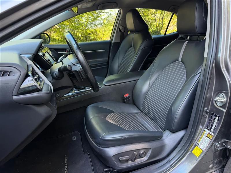 Toyota Camry SE 2020