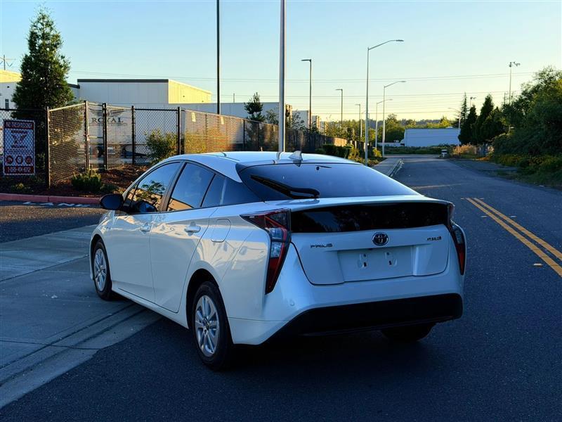 Toyota Prius Two 2016