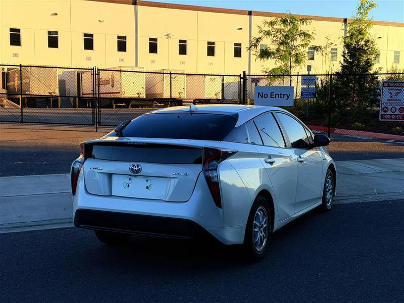 Toyota Prius Two 2016