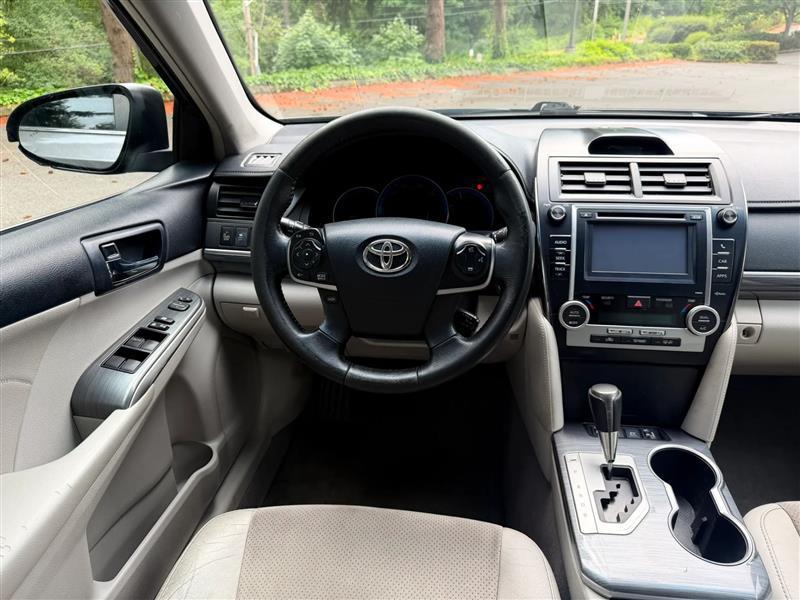 Toyota Camry Hybrid XLE 2013