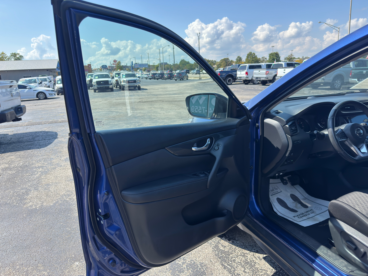 2017 Nissan Rogue SV photo 3