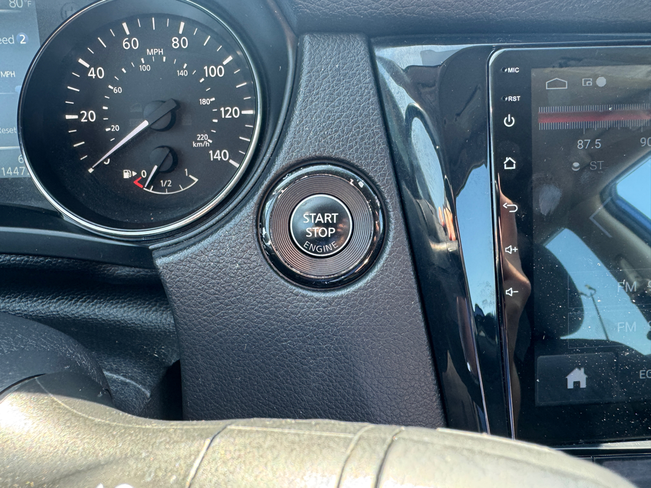 2017 Nissan Rogue SV photo 12