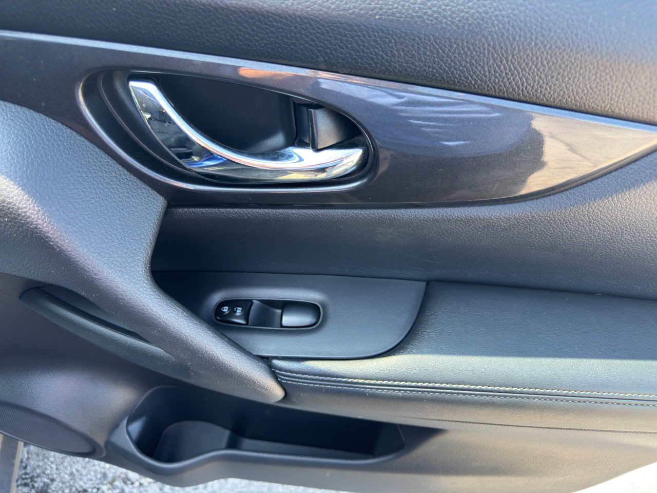 2017 Nissan Rogue SV photo 18