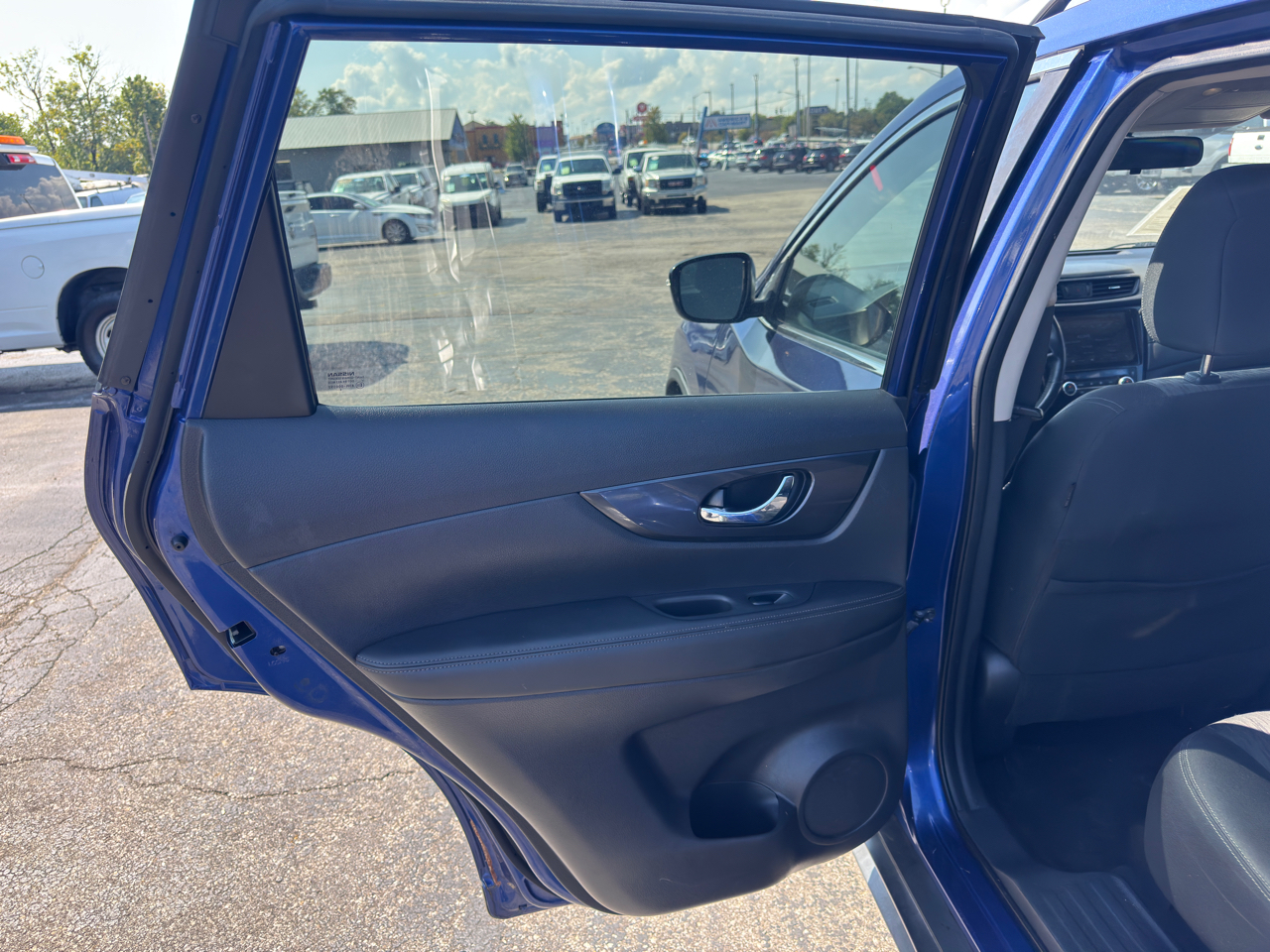2017 Nissan Rogue SV photo 25