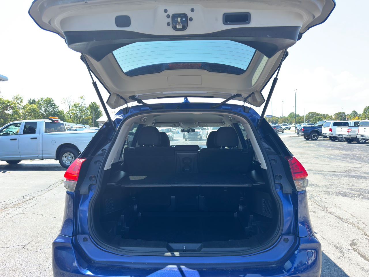 2017 Nissan Rogue SV photo 28