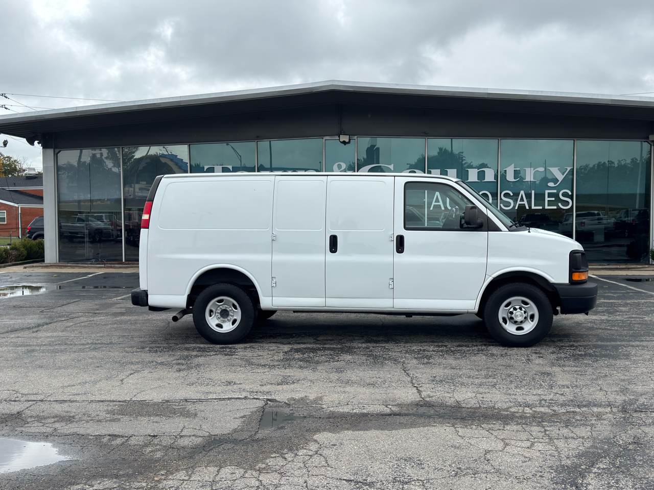 2015 Chevrolet Express 2500 Cargo Van photo 2