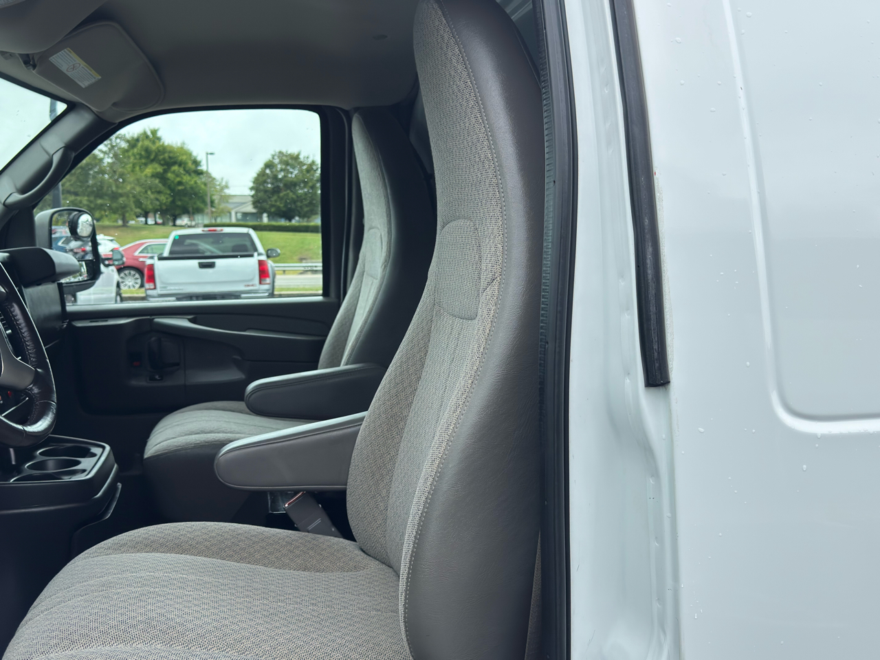 2015 Chevrolet Express 2500 Cargo Van photo 13