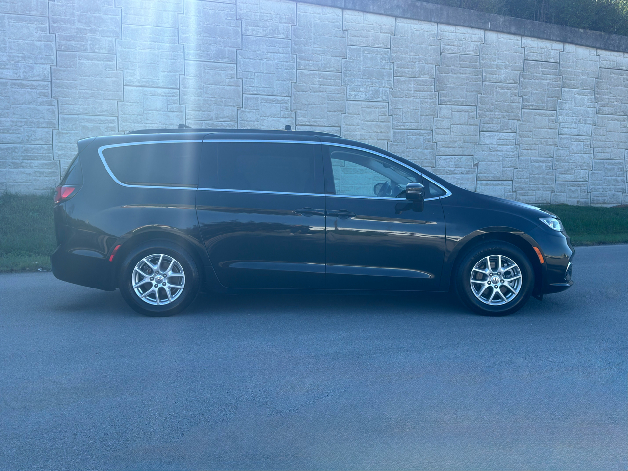 2022 Chrysler Pacifica Touring L photo 2