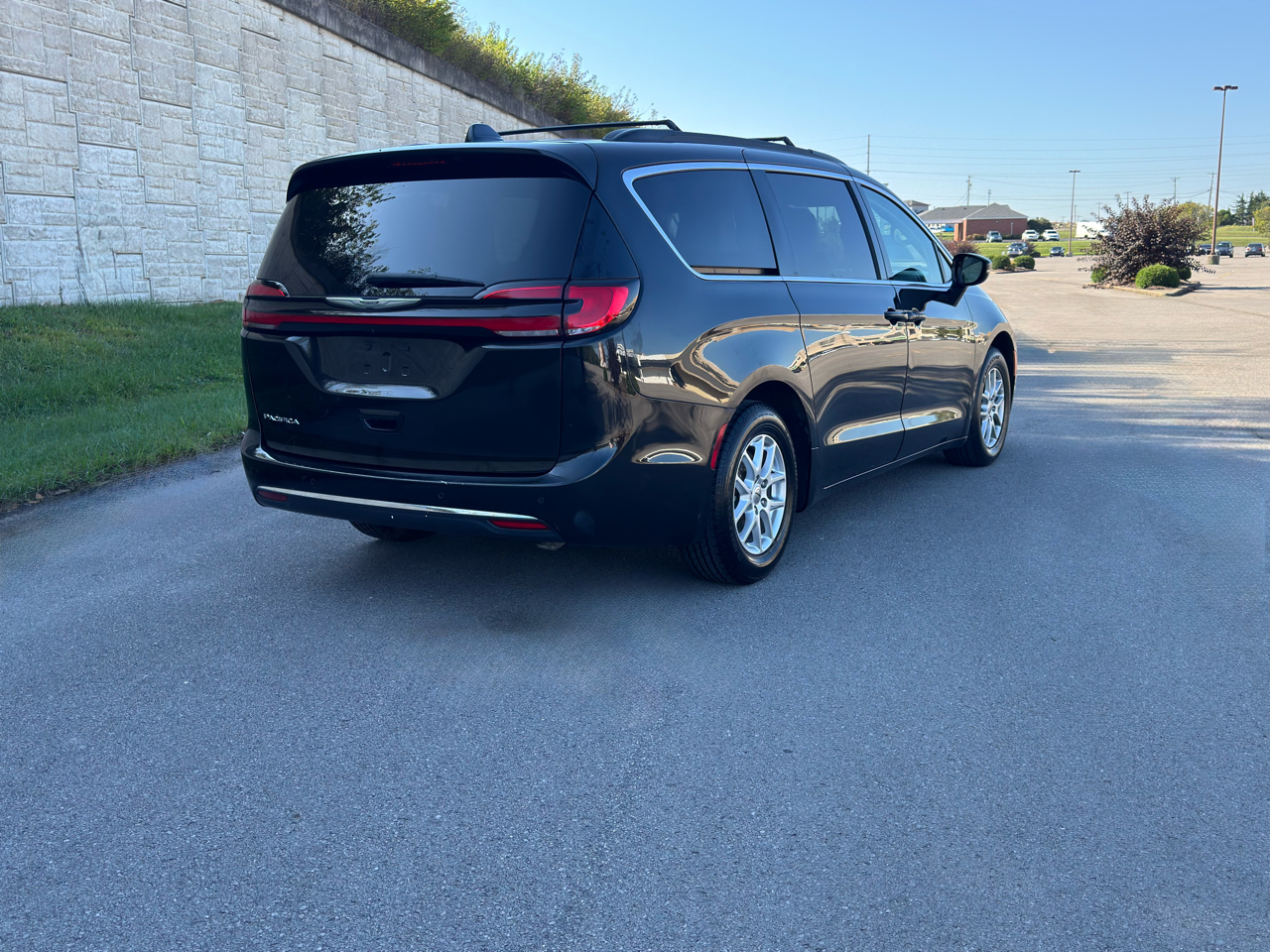 2022 Chrysler Pacifica Touring L photo 3