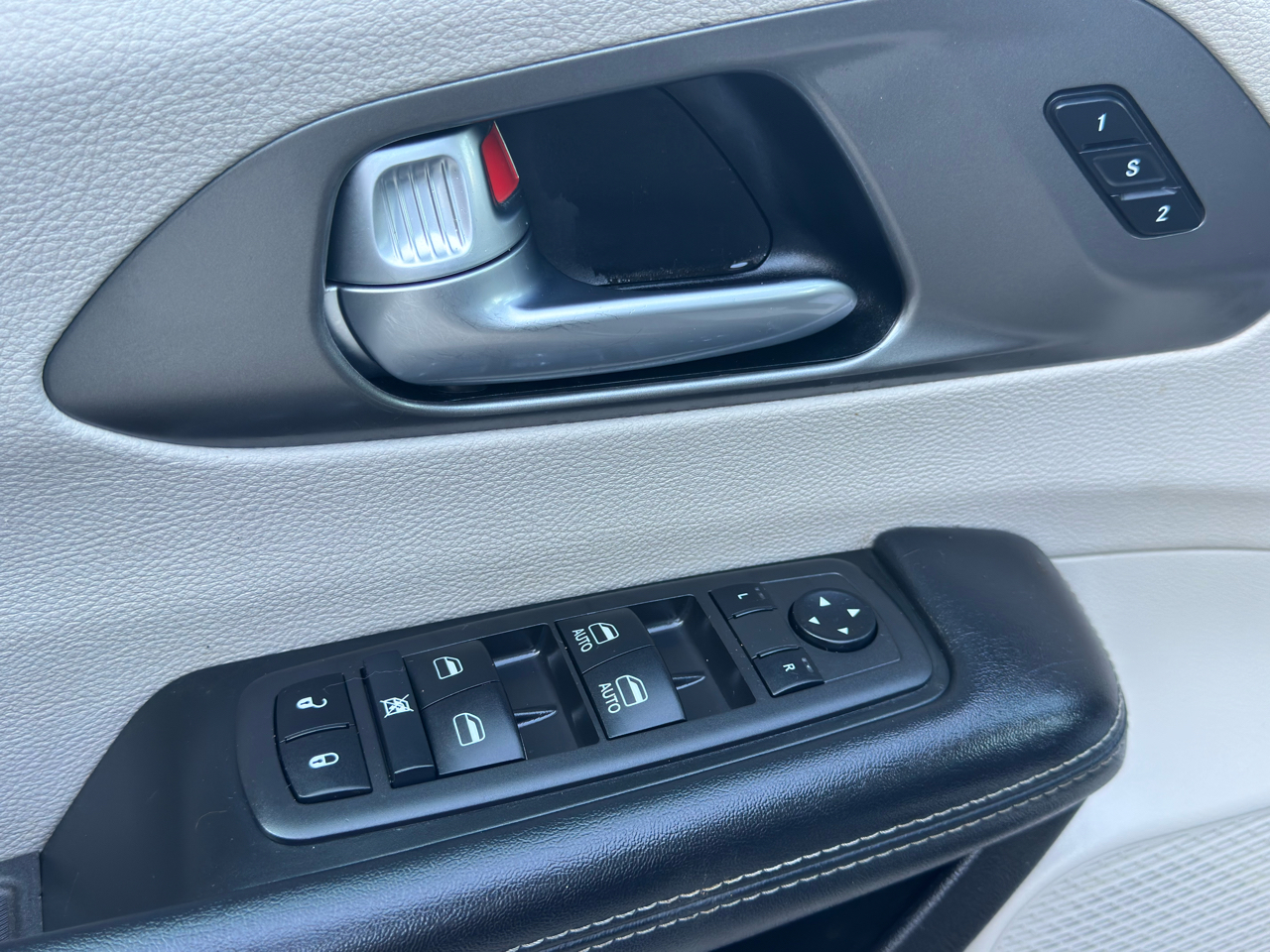 2022 Chrysler Pacifica Touring L photo 16