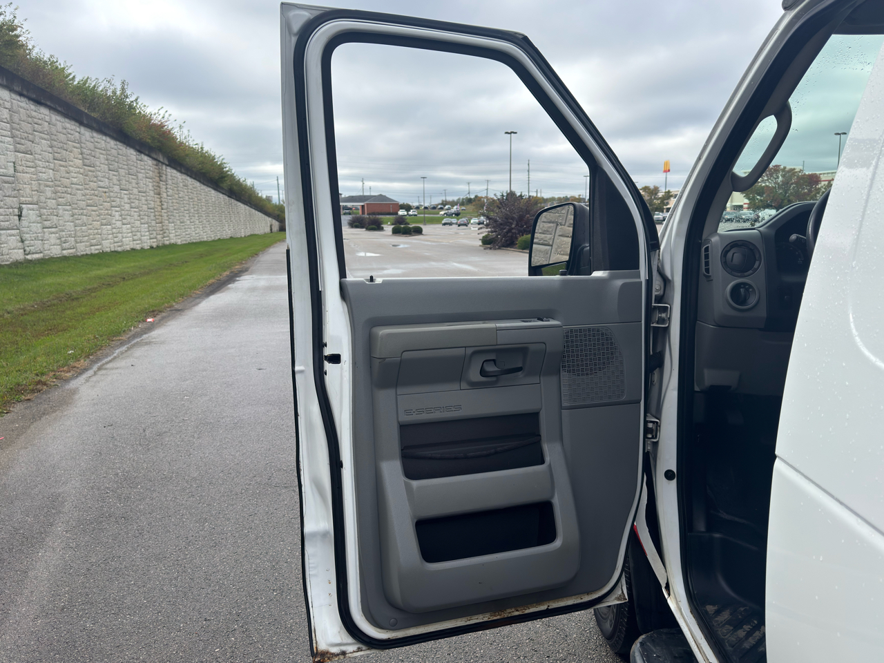 Ford Econoline Cargo Van E-250 2011 Ford Econoline Cargo Van E-250 2011