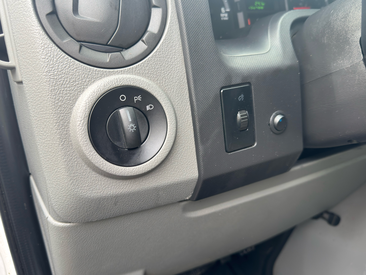 Ford Econoline Cargo Van E-250 2011 Ford Econoline Cargo Van E-250 2011