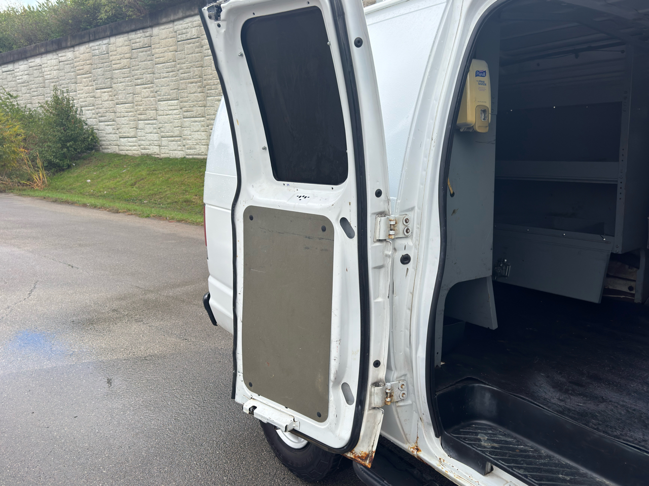 Ford Econoline Cargo Van E-250 2011 Ford Econoline Cargo Van E-250 2011