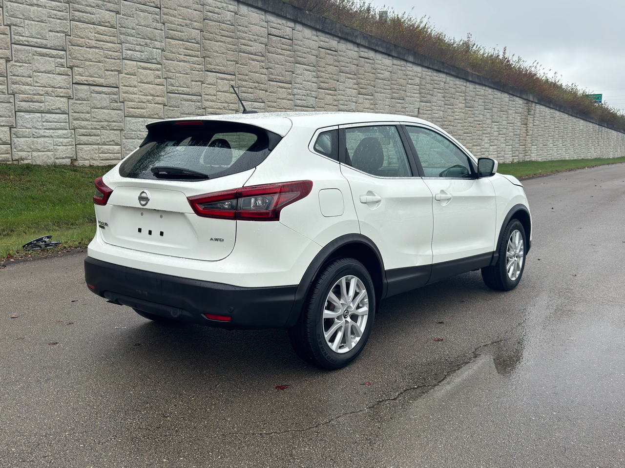 2021 Nissan Rogue Sport S photo 2