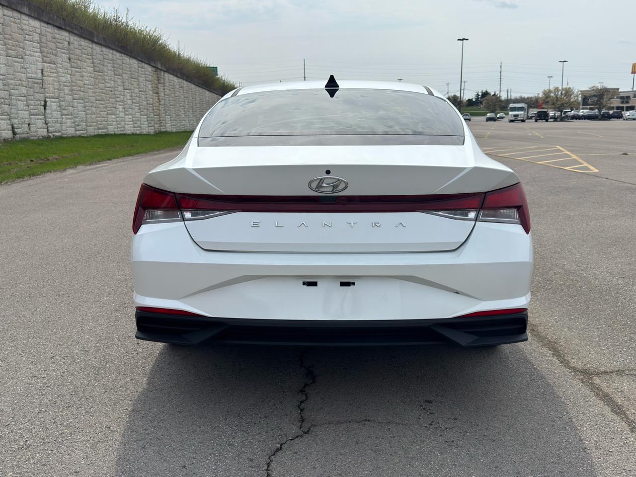 Hyundai Elantra  2021