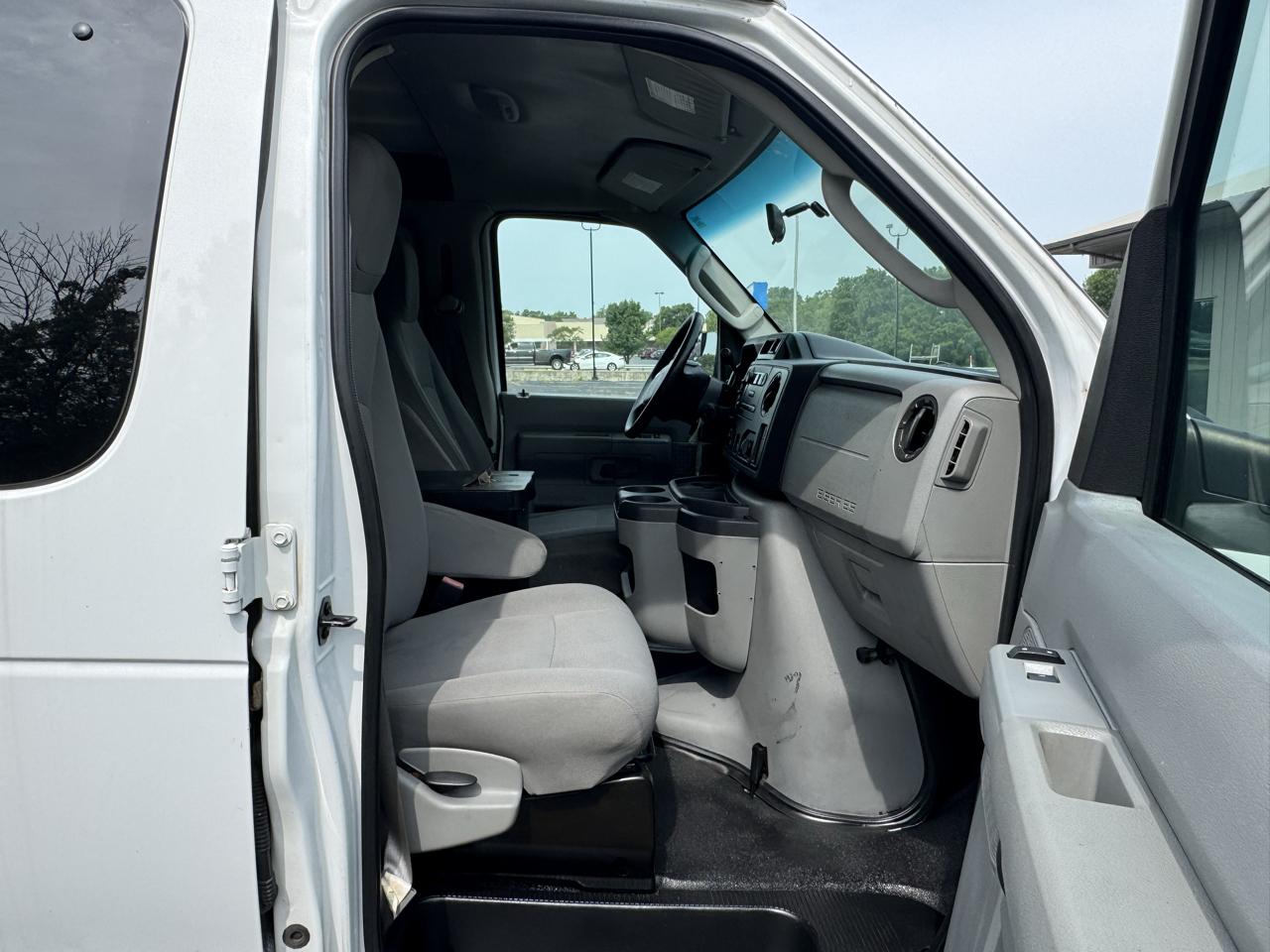 Ford Econoline Cargo Van E-250 2011