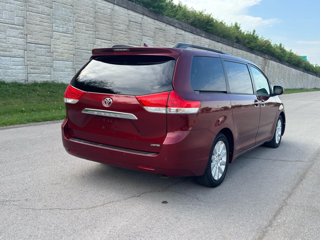 Toyota Sienna  2011