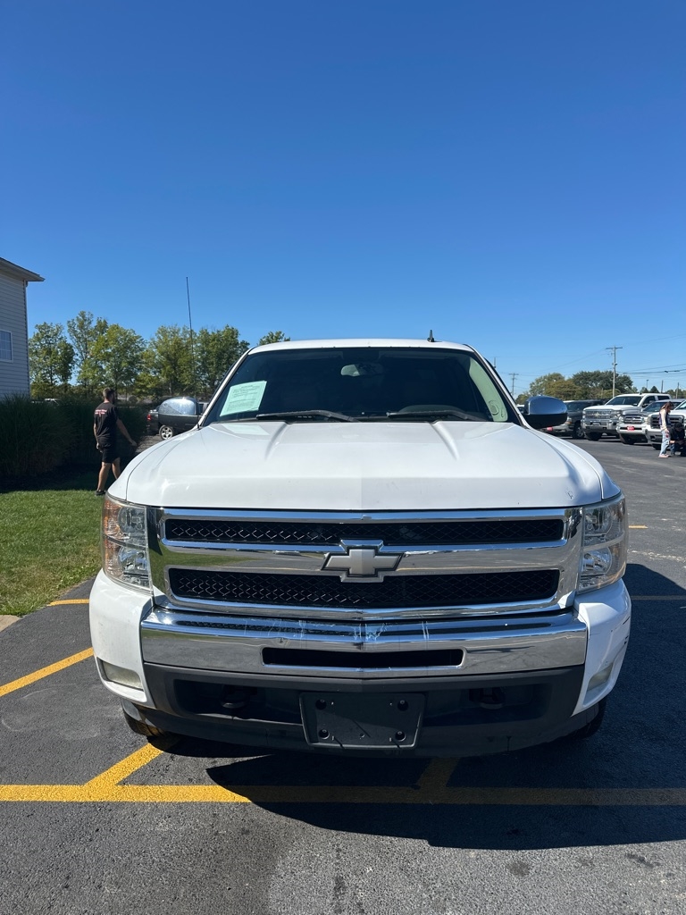 2011 Chevrolet Silverado 1500 LT photo 3