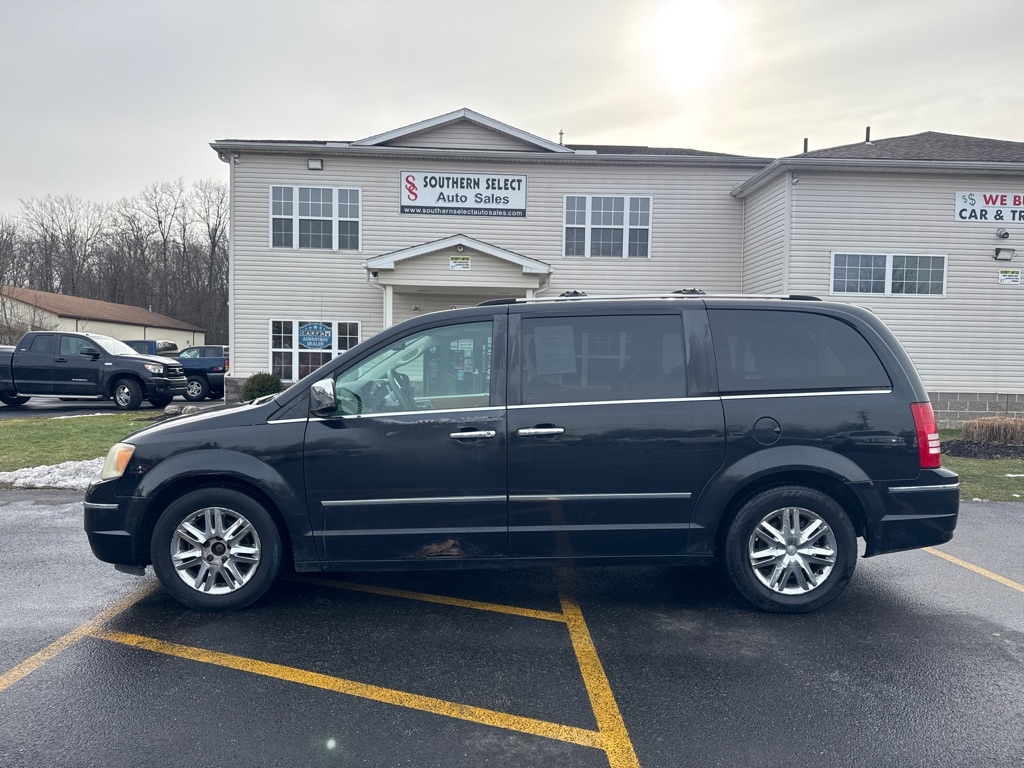 2008 Chrysler Town & Country Limited's photo