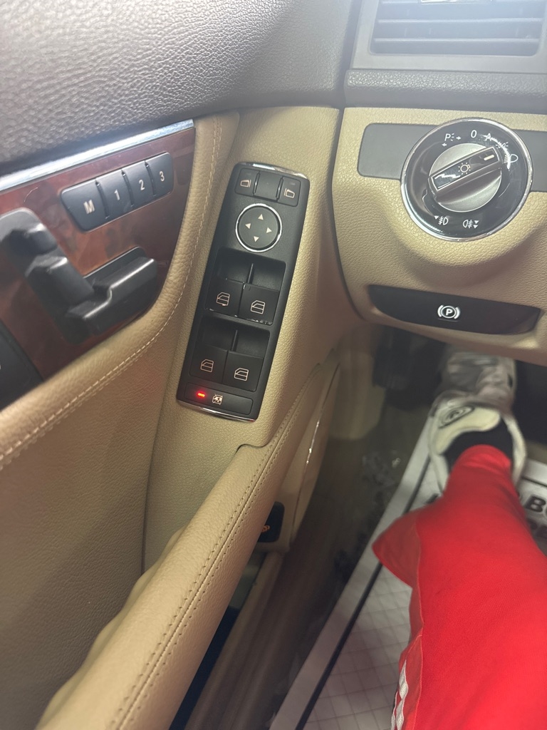 Mercedes-Benz C-Class  2010 Mercedes-Benz C-Class  2010