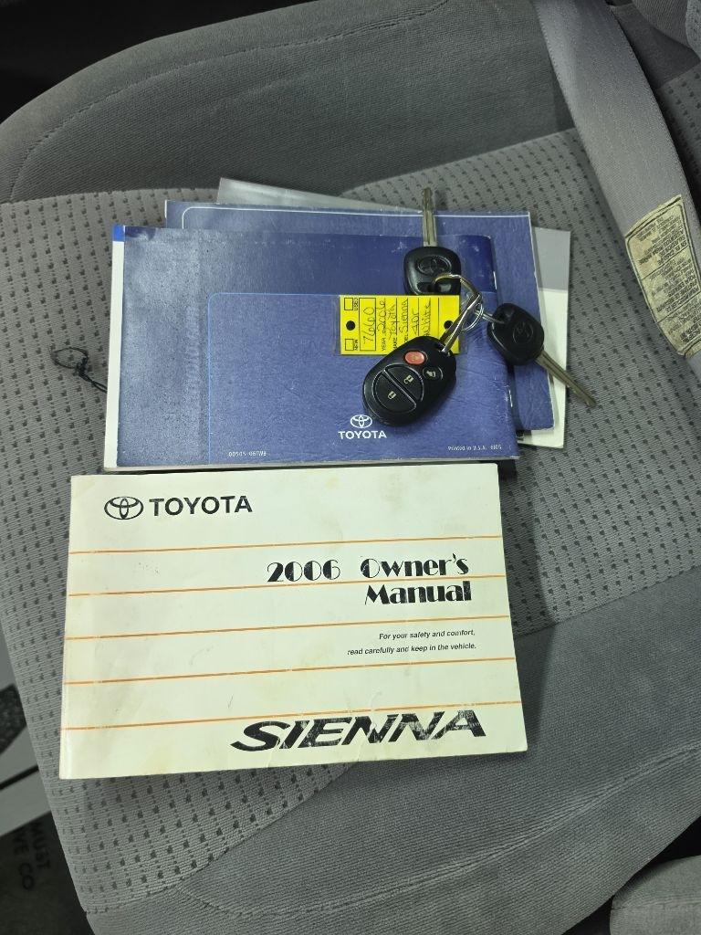 Toyota Sienna  2006