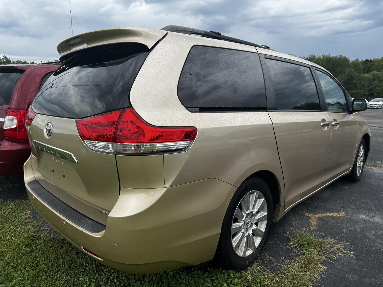 Toyota Sienna XLE FWD 8-Passenger V6 2013