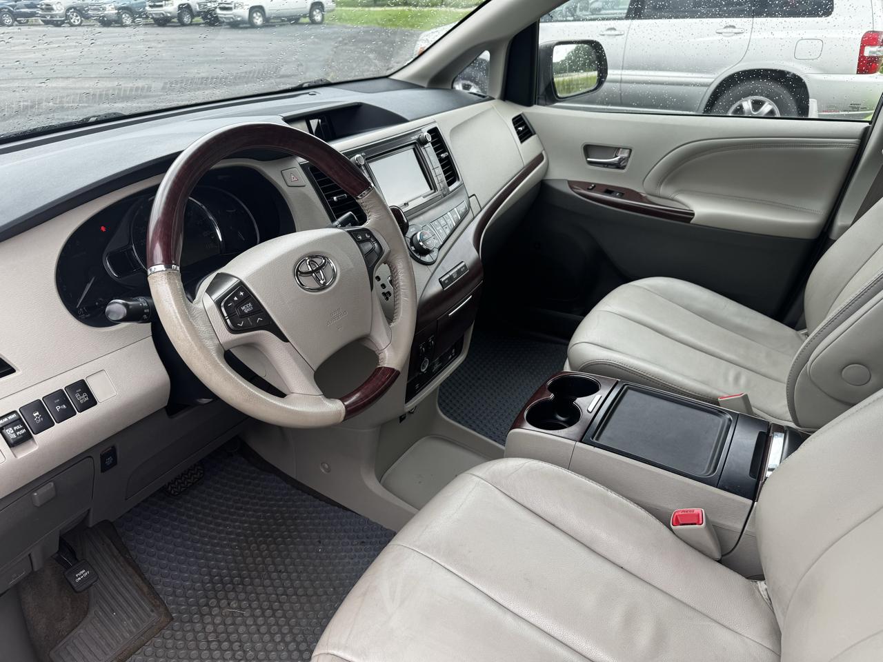 Toyota Sienna XLE FWD 8-Passenger V6 2013