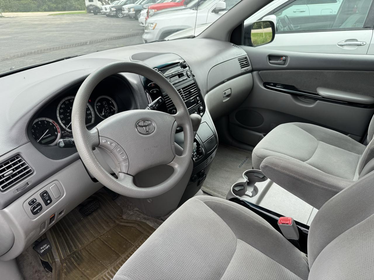 Toyota Sienna LE - 7 Passenger Seating 2005