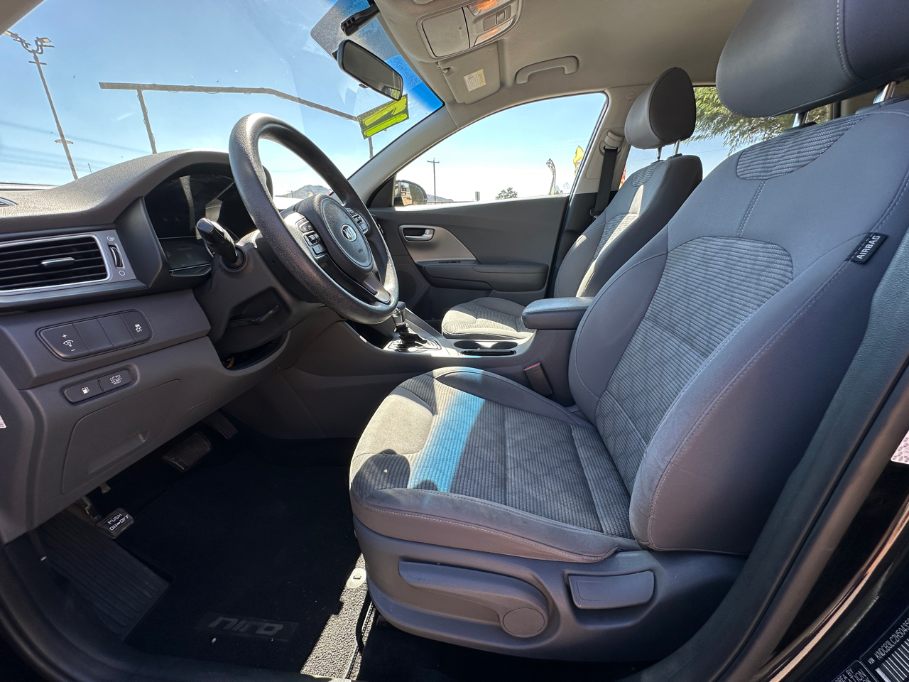 2017 Kia Niro FE LX photo 4