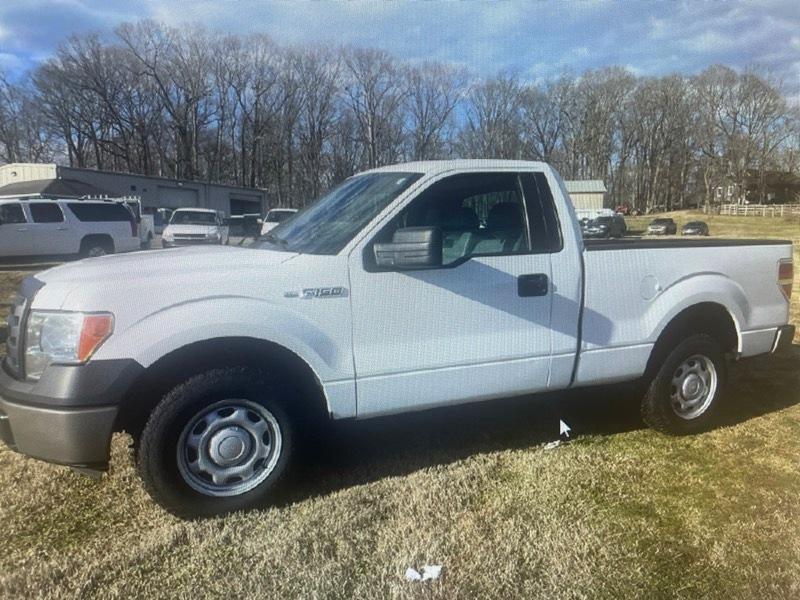 2011 Ford F-150 2WD Reg Cab 122.5" XL