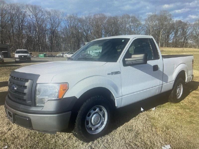 Ford F-150 2WD Reg Cab 122.5" XL 2011