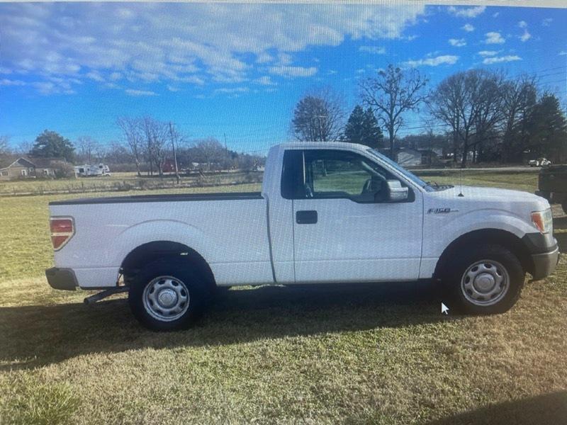 Ford F-150 2WD Reg Cab 122.5" XL 2011