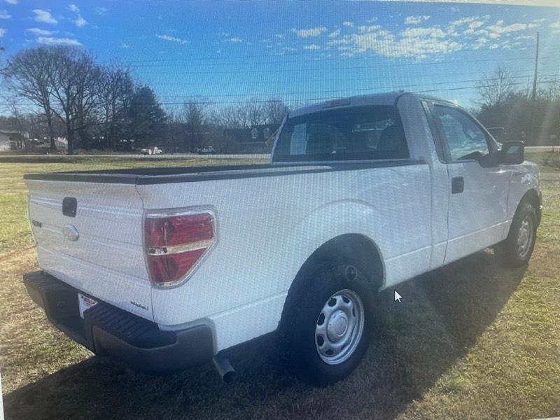 Ford F-150 2WD Reg Cab 122.5" XL 2011