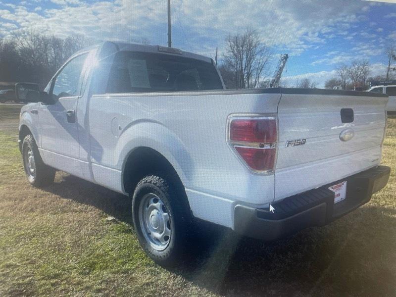 Ford F-150 2WD Reg Cab 122.5" XL 2011