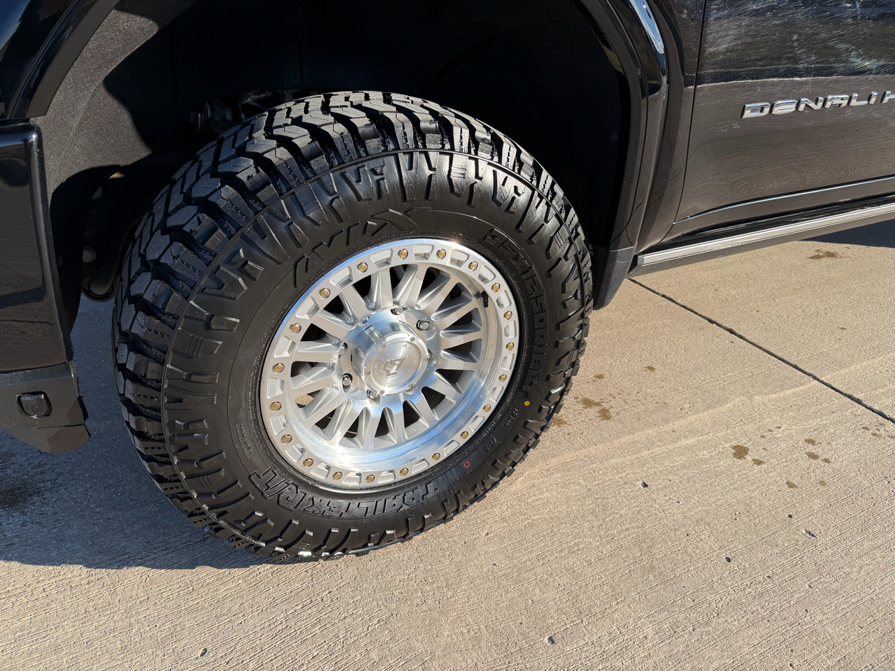 GMC Sierra 2500HD Denali Crew Cab 4WD SB 2023