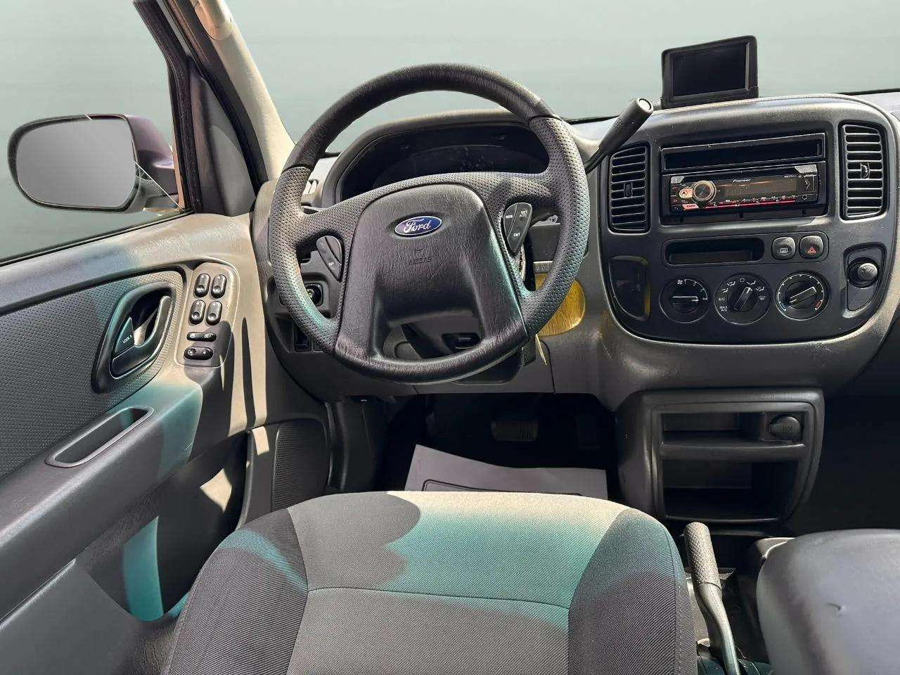 Ford Escape XLS 2WD 2004