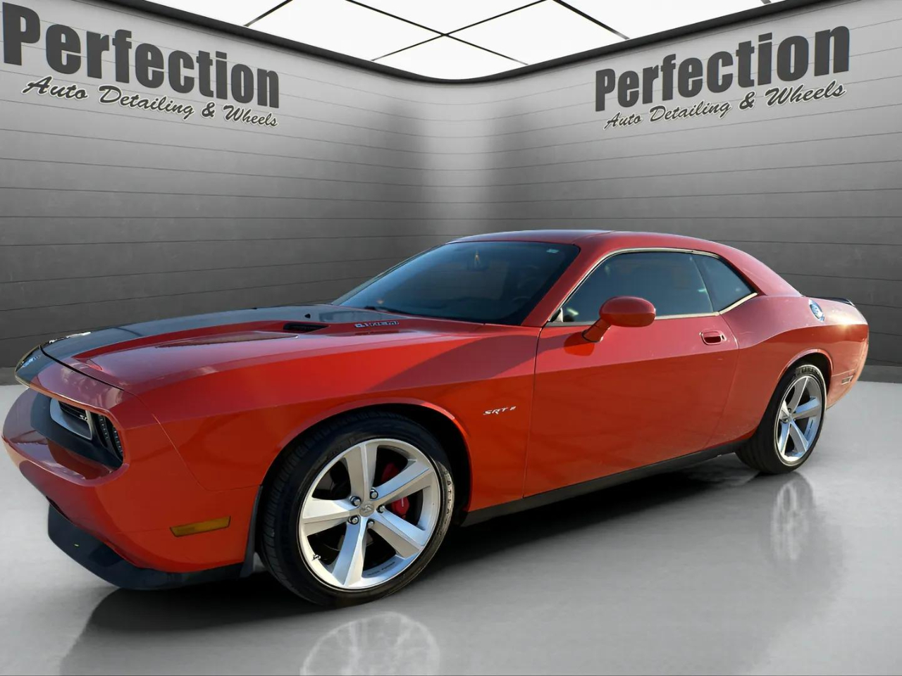 2009 Dodge Challenger SRT8 photo 2