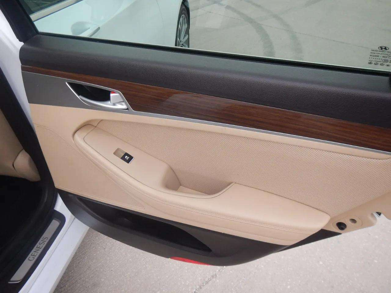 Hyundai Genesis 4dr Sdn V6 3.8L AWD 2016 Hyundai Genesis 4dr Sdn V6 3.8L AWD 2016