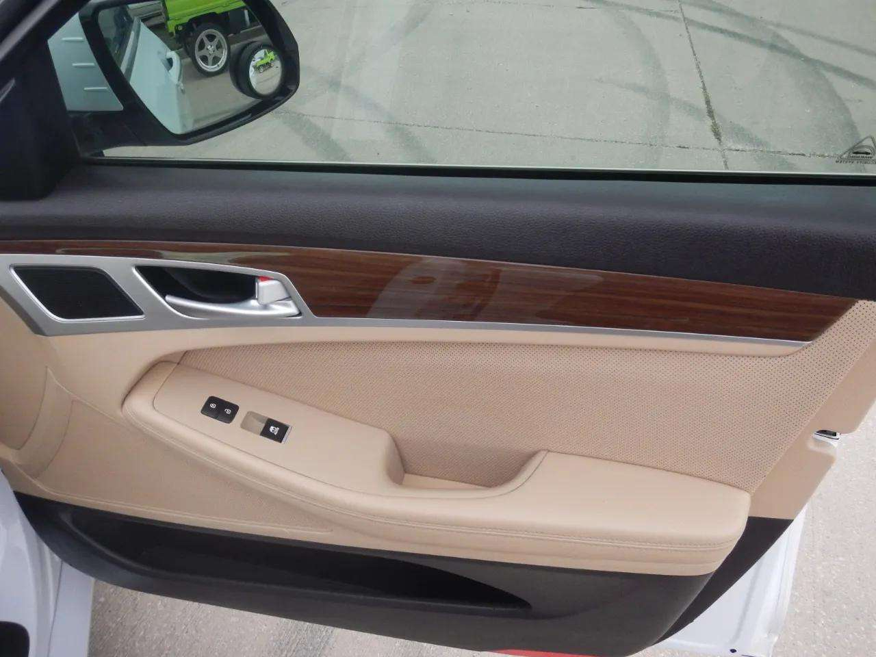 Hyundai Genesis 4dr Sdn V6 3.8L AWD 2016 Hyundai Genesis 4dr Sdn V6 3.8L AWD 2016