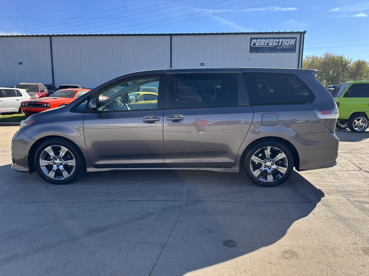Toyota Sienna 5dr 8-Pass Van V6 SE FWD (Natl) 2011 Toyota Sienna 5dr 8-Pass Van V6 SE FWD (Natl) 2011