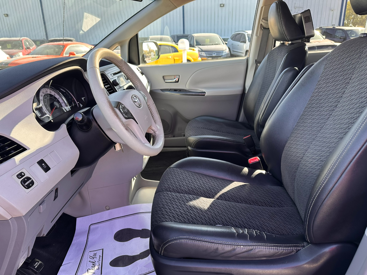 Toyota Sienna 5dr 8-Pass Van V6 SE FWD (Natl) 2011 Toyota Sienna 5dr 8-Pass Van V6 SE FWD (Natl) 2011