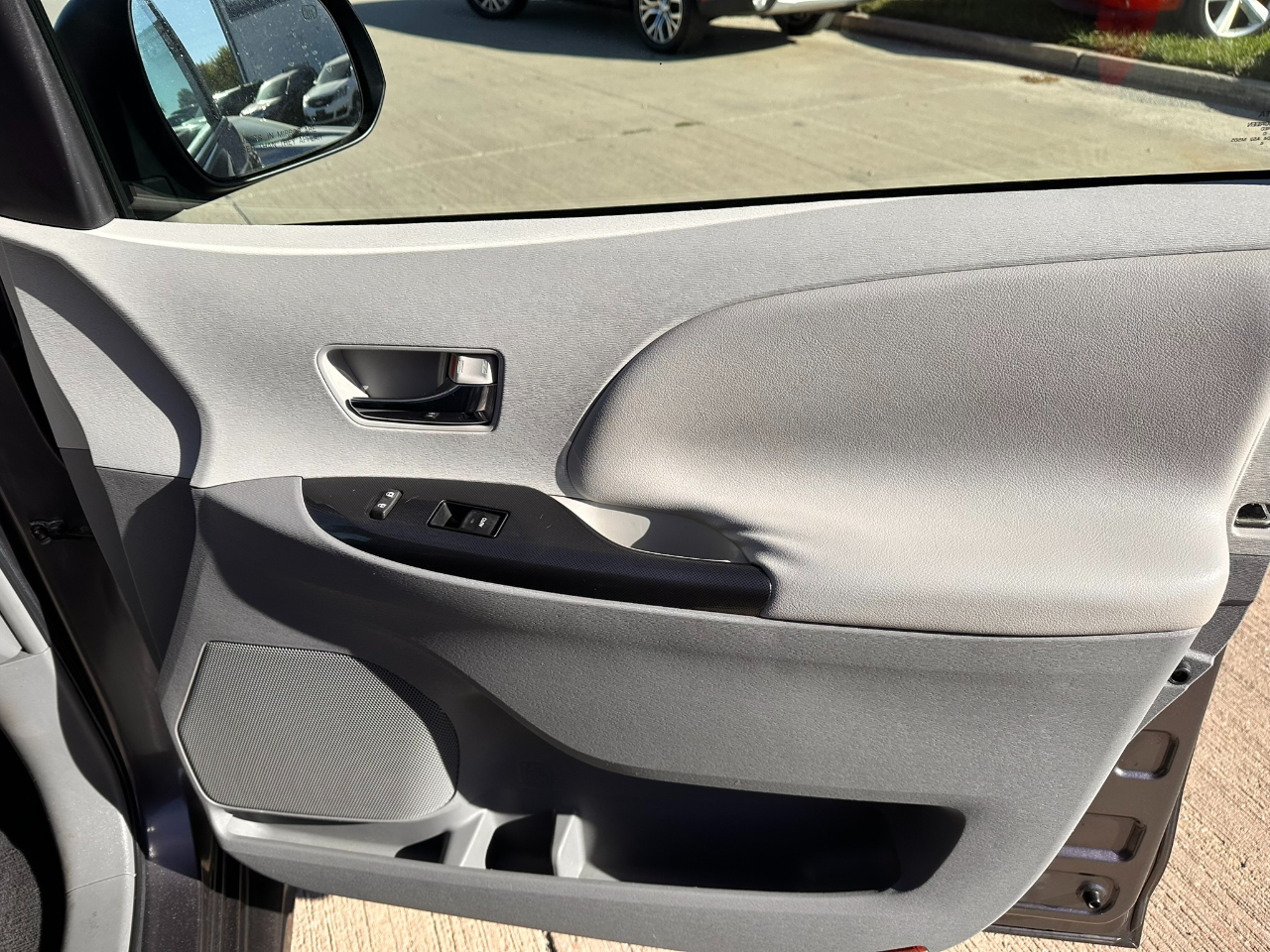 Toyota Sienna 5dr 8-Pass Van V6 SE FWD (Natl) 2011 Toyota Sienna 5dr 8-Pass Van V6 SE FWD (Natl) 2011