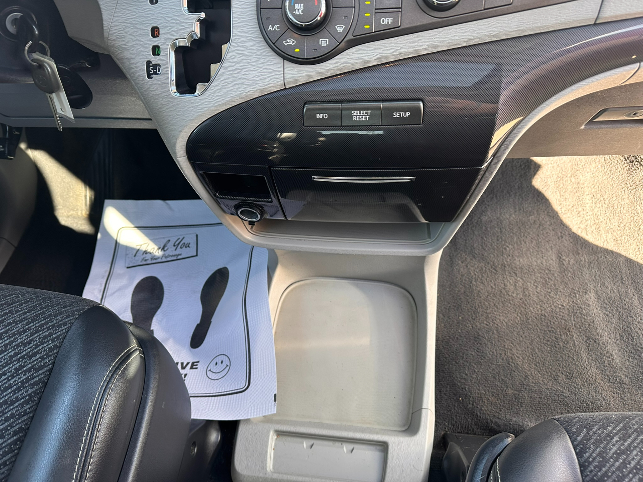 Toyota Sienna 5dr 8-Pass Van V6 SE FWD (Natl) 2011 Toyota Sienna 5dr 8-Pass Van V6 SE FWD (Natl) 2011