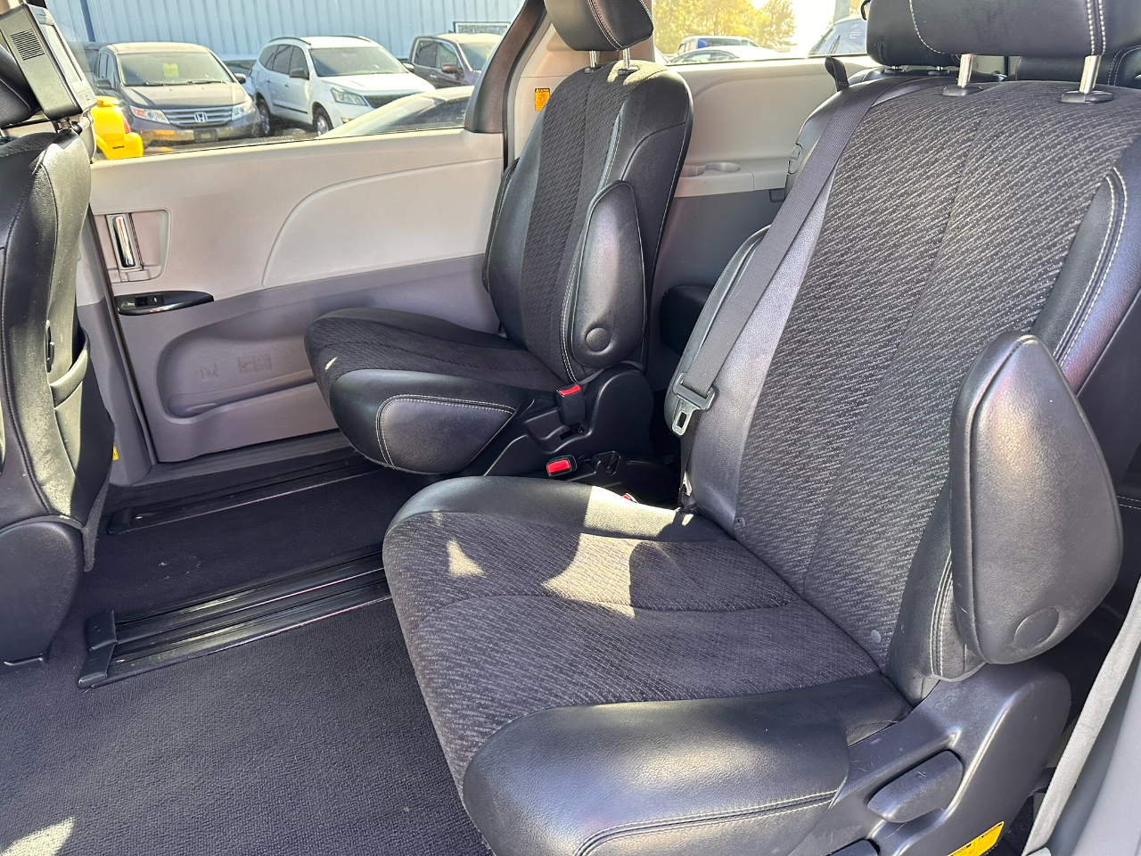 Toyota Sienna 5dr 8-Pass Van V6 SE FWD (Natl) 2011 Toyota Sienna 5dr 8-Pass Van V6 SE FWD (Natl) 2011